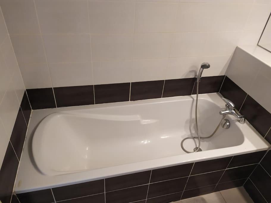 Apartment Beau Neuf + Parking Et Velo Gratuit *